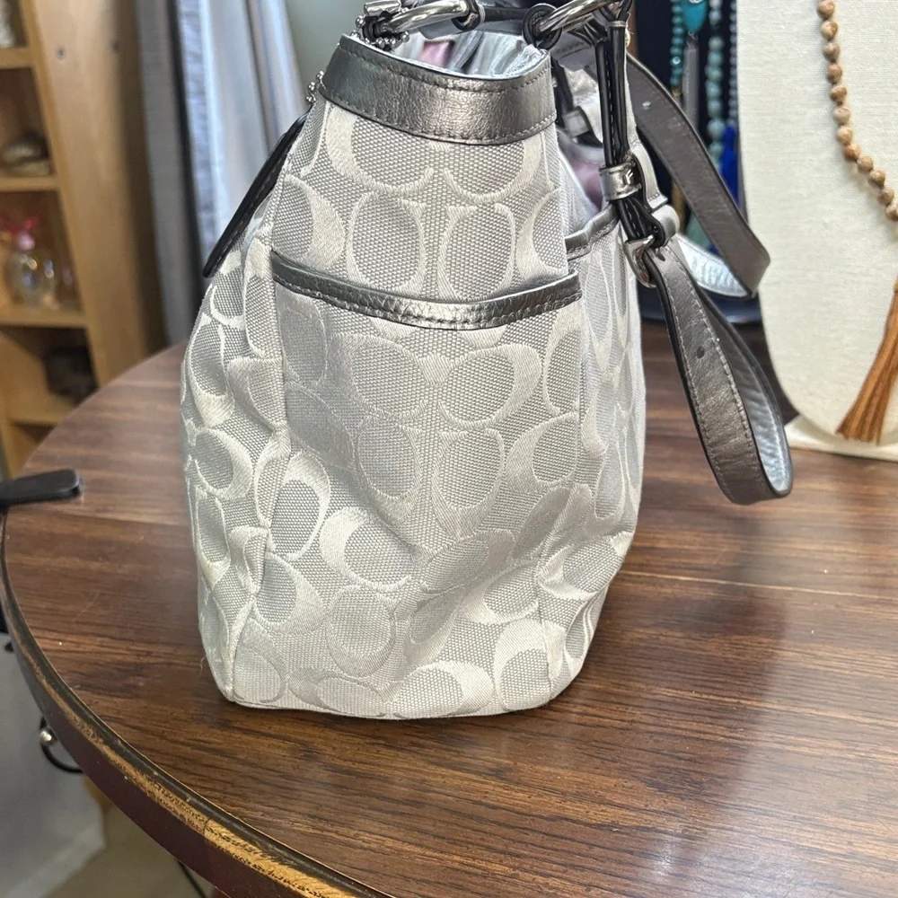 Coach Signature Tote Shoulder Bag in Silver and Cream - Picture 2 of 9